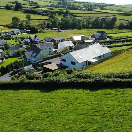 Llanfihangel-y-Creuddyn Y Grange B&B 외부 사진