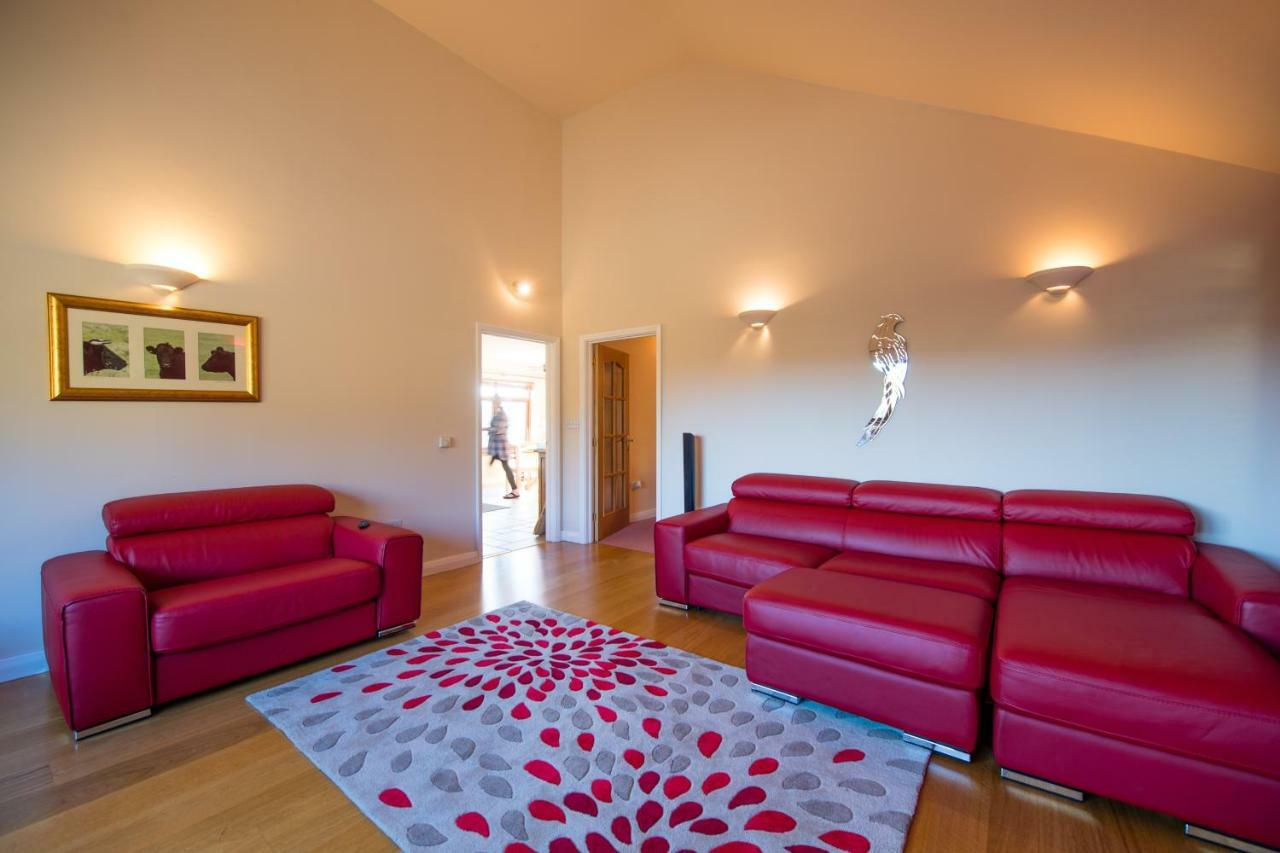 Llanfihangel-y-Creuddyn Y Grange B&B 외부 사진