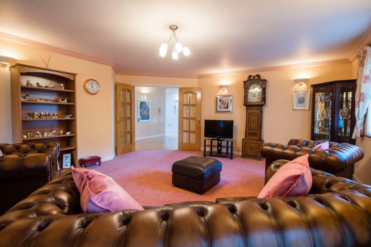 Llanfihangel-y-Creuddyn Y Grange B&B 외부 사진