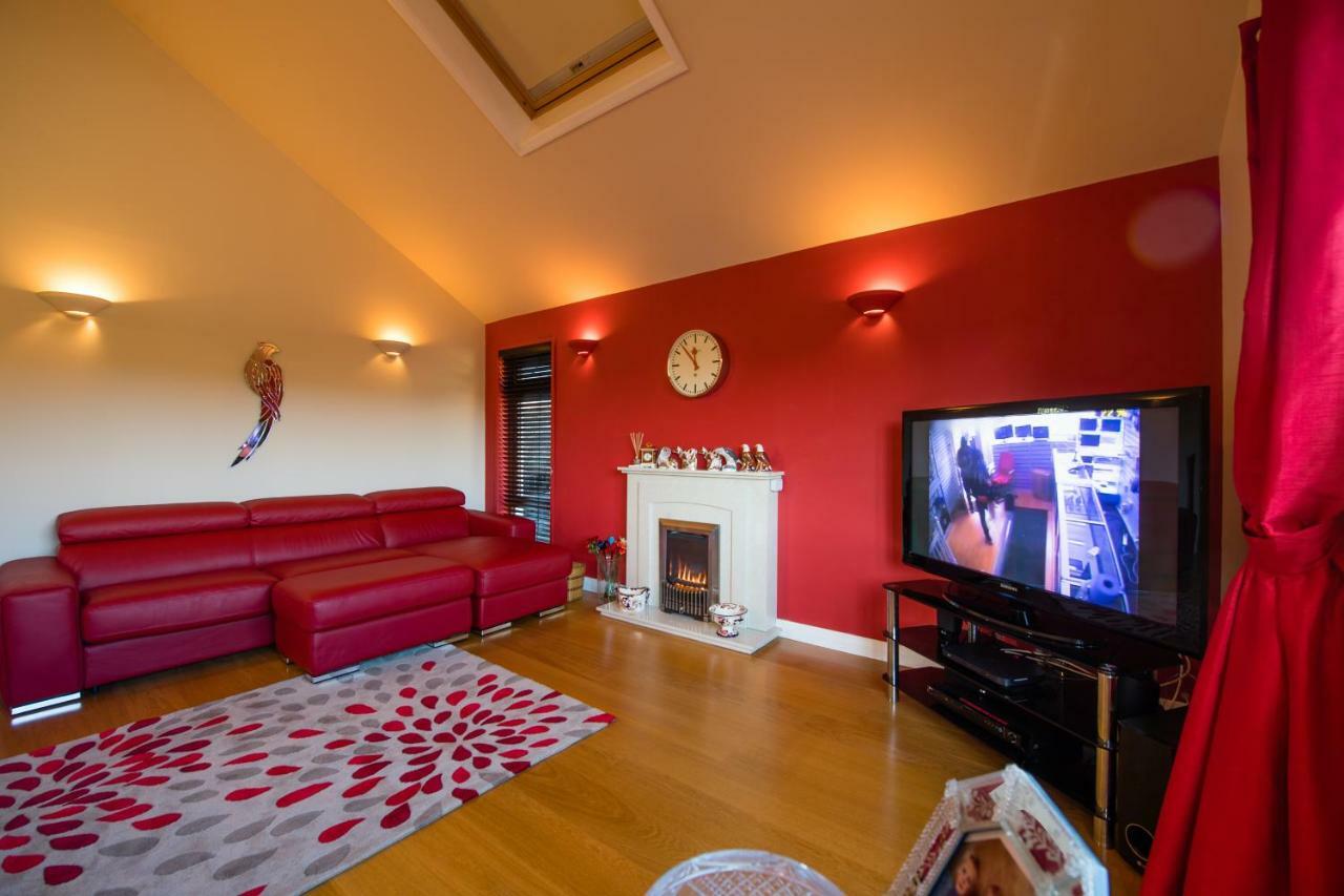 Llanfihangel-y-Creuddyn Y Grange B&B 외부 사진