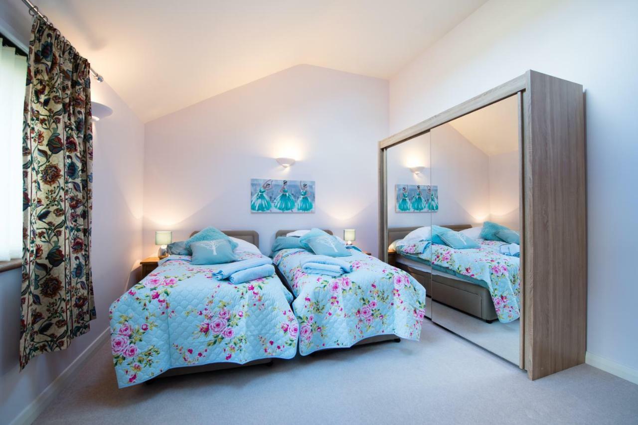 Llanfihangel-y-Creuddyn Y Grange B&B 외부 사진