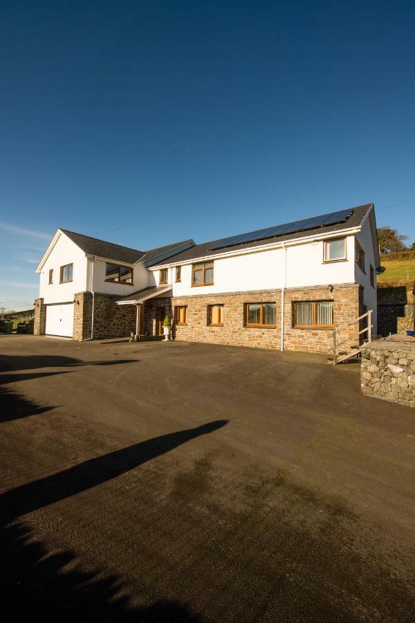 Llanfihangel-y-Creuddyn Y Grange B&B 외부 사진