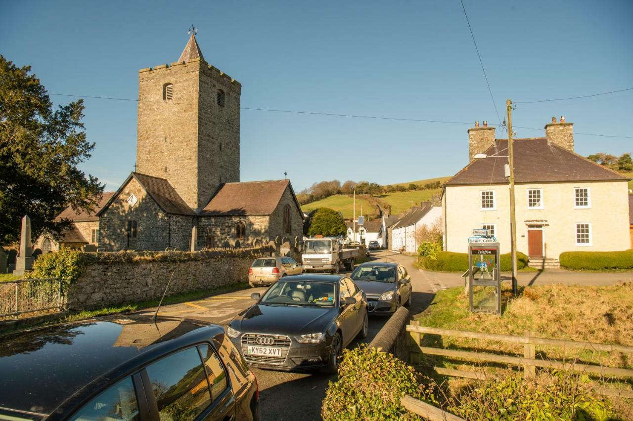Llanfihangel-y-Creuddyn Y Grange B&B 외부 사진